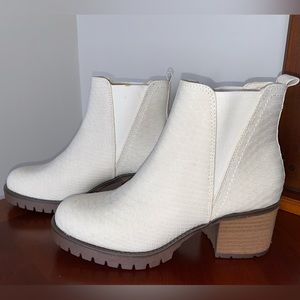 NEW MIA Jody white snakeskin boots size 9